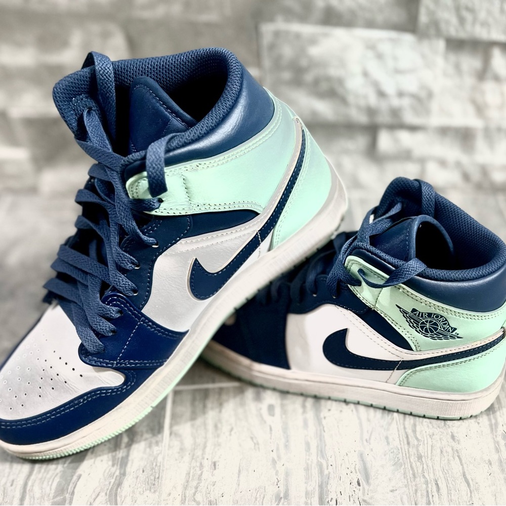 Men’s/preteen 7.5 NIKE JORDANS 1 💎mint condition and navy💎 Barely worn. SFH
